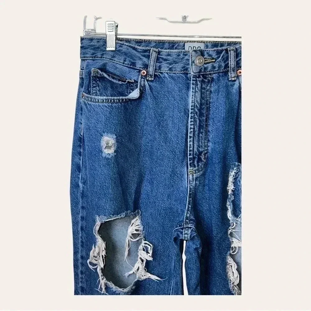 0131. BDG DISTRESSED MEDIUM‎ WASH DENIM JEANS SIZE 30